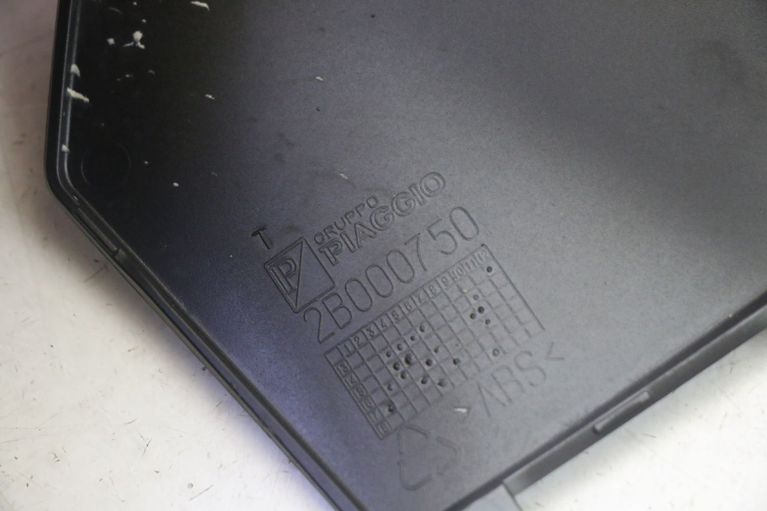 photo de Złącze lewego podnóżka PIAGGIO MP3 HPE 350 (2018 - 2020) - Zbliżenie techniczne