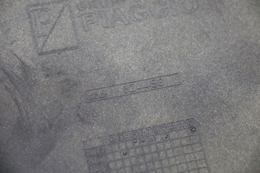 photo de Złącze lewego podnóżka PIAGGIO MP3 125 (2006 - 2014) - Zbliżenie techniczne