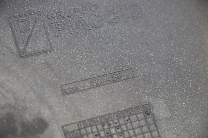 photo de Złącze lewego podnóżka PIAGGIO MP3 RL 250 (2006 - 2010) - Zbliżenie techniczne