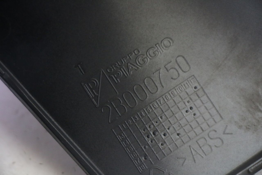 photo de Złącze lewego podnóżka PIAGGIO MP3 500 (2016 - 2018) - Zbliżenie techniczne