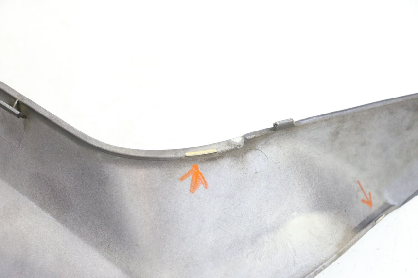 photo de Złącze lewego podnóżka YAMAHA XMAX X-MAX 125 (2006 - 2009) - Zbliżenie techniczne