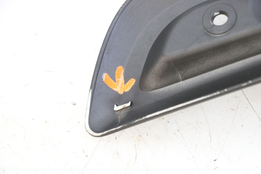 photo de Złącze lewego podnóżka YAMAHA X-MAX XMAX 125 (2010 - 2013) - Inny kąt widzenia