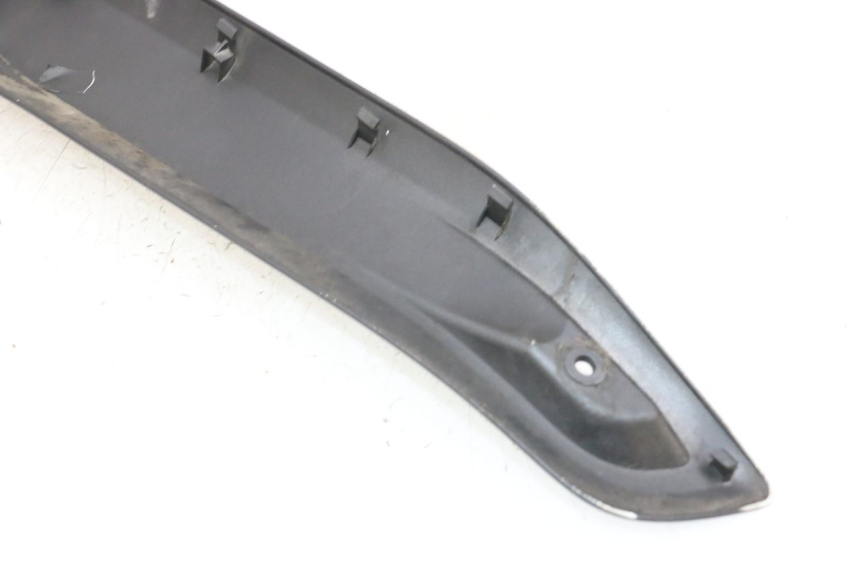 photo de Złącze lewego podnóżka YAMAHA X-MAX XMAX 125 (2010 - 2013) - Zbliżenie techniczne