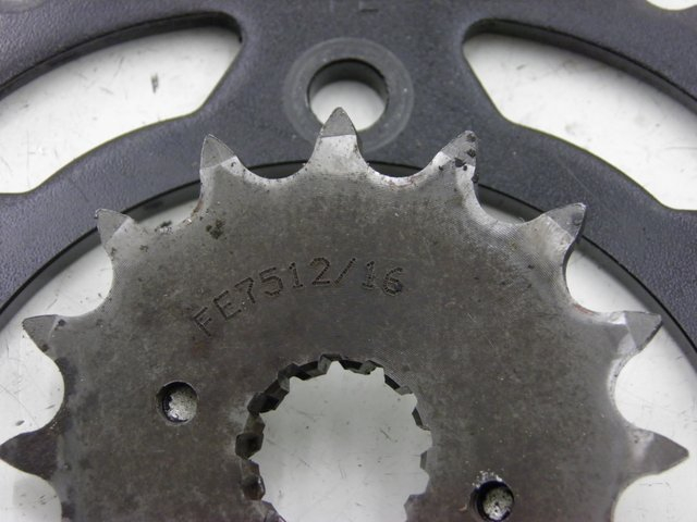 photo de ZESTAW ŁAŃCUCHA KAWASAKI ZEPHYR 550 (1991 - 1998) - Zoom stanu zużycia