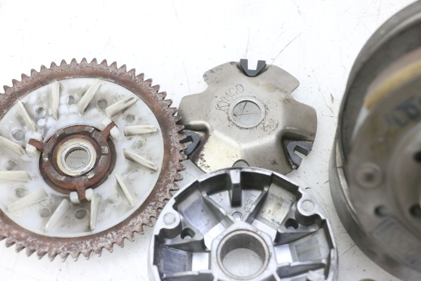 photo de ZESTAW SPRZĘGŁA I WARIATORA KYMCO AGILITY 4T 50 (2005 - 2018) - Szczegóły charakterystyczne