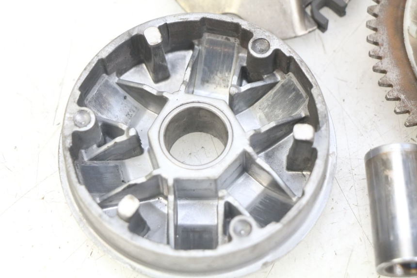 photo de ZESTAW SPRZĘGŁA I WARIATORA UNIVERSAL BIKE RETRO 50 (2019 - 2023) - Zbliżenie komponentów