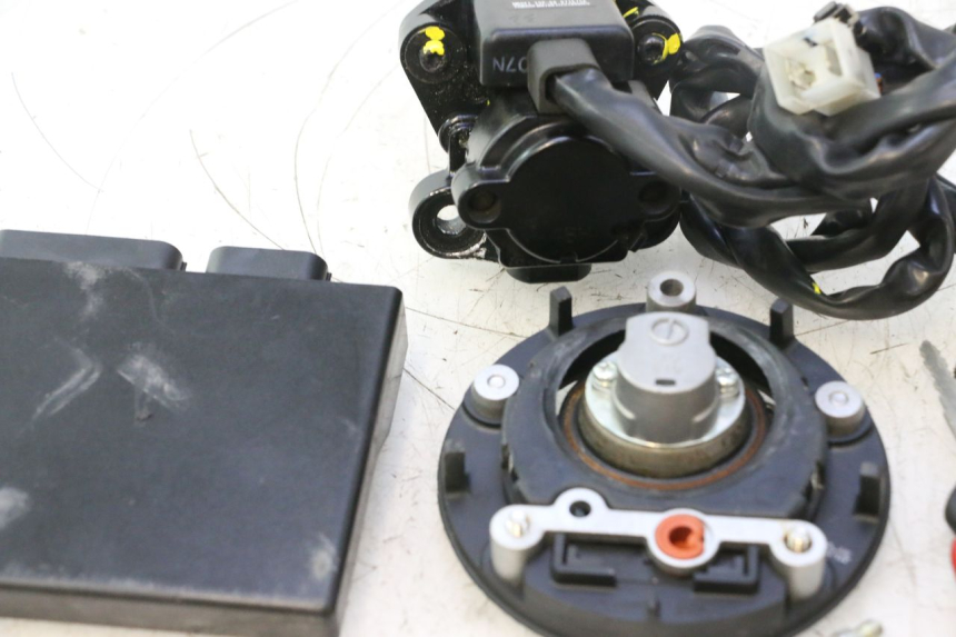 photo de ZESTAW ZAMKA KLUCZ CDI NEIMAN YAMAHA FZ8 800 (2010 - 2016) - Widok produktu