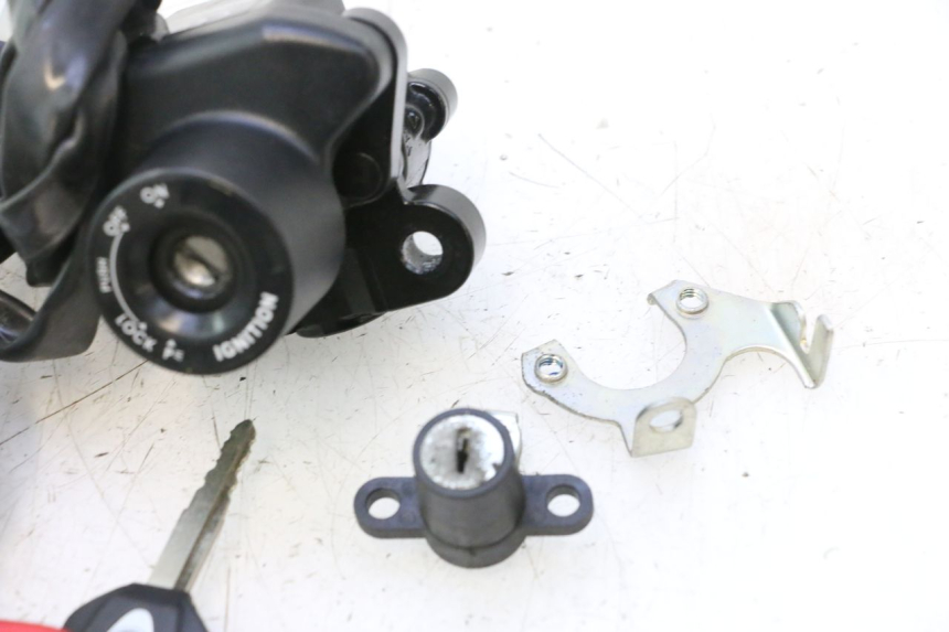 photo de ZESTAW ZAMKA KLUCZ CDI NEIMAN YAMAHA FZ8 800 (2010 - 2016) - Zbliżenie techniczne