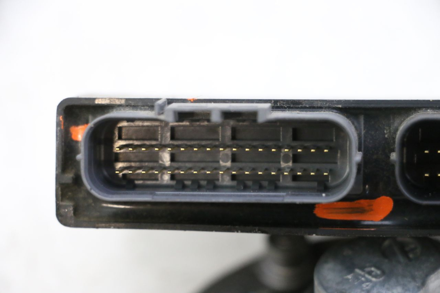 photo de ZESTAW ZAMKA, KLUCZYKA, CDI, STACYJKI NEIMAN SUZUKI GSR 750 (2011 - 2017) - Zbliżenie komponentów