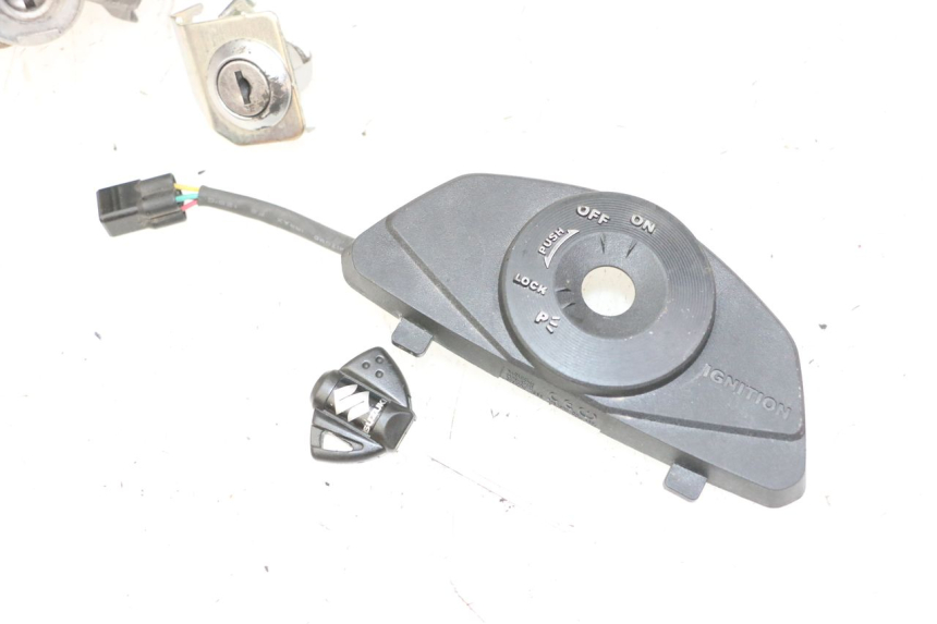 photo de ZESTAW ZAMKA, KLUCZYKA, CDI, STACYJKI NEIMAN SUZUKI GSR 750 (2011 - 2017) - Oznaczenia i referencje