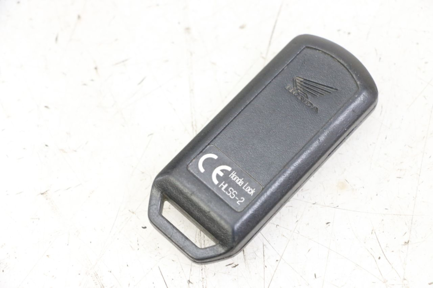 photo de ZESTAW ZAMKA, KLUCZYKA, CDI, STACYJKI NEIMAN HONDA SH i 300 (2015 - 2020) - Zbliżenie komponentów