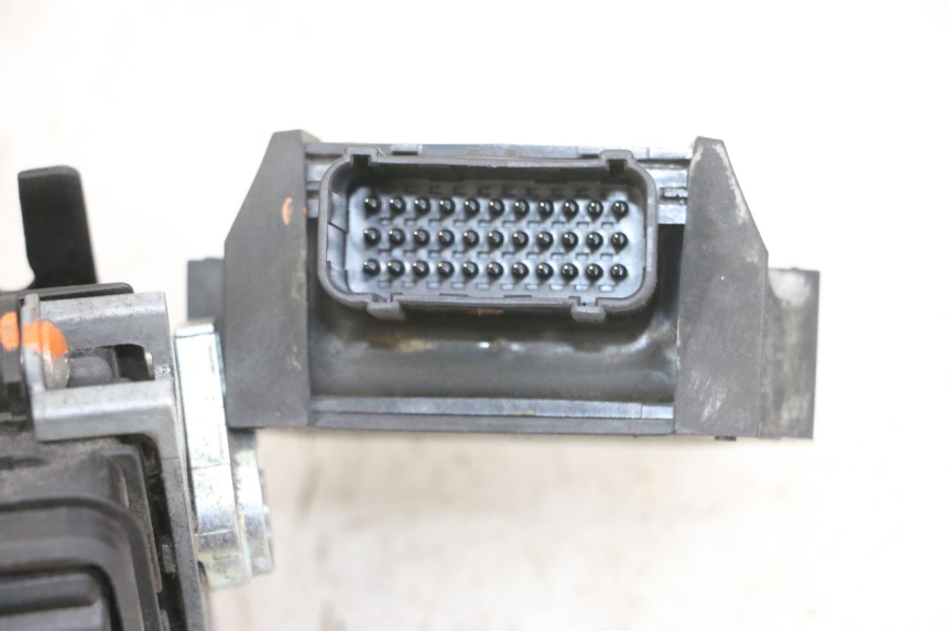 photo de ZESTAW ZAMKA, KLUCZYKA, CDI, STACYJKI NEIMAN HONDA SH i 300 (2015 - 2020) - Struktura - zbliżenie