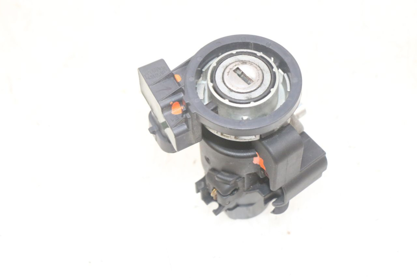 photo de ZESTAW ZAMKA, KLUCZYKA, CDI, STACYJKI NEIMAN PIAGGIO MP3 HPE 300 (2019 - 2026) - Zbliżenie komponentów