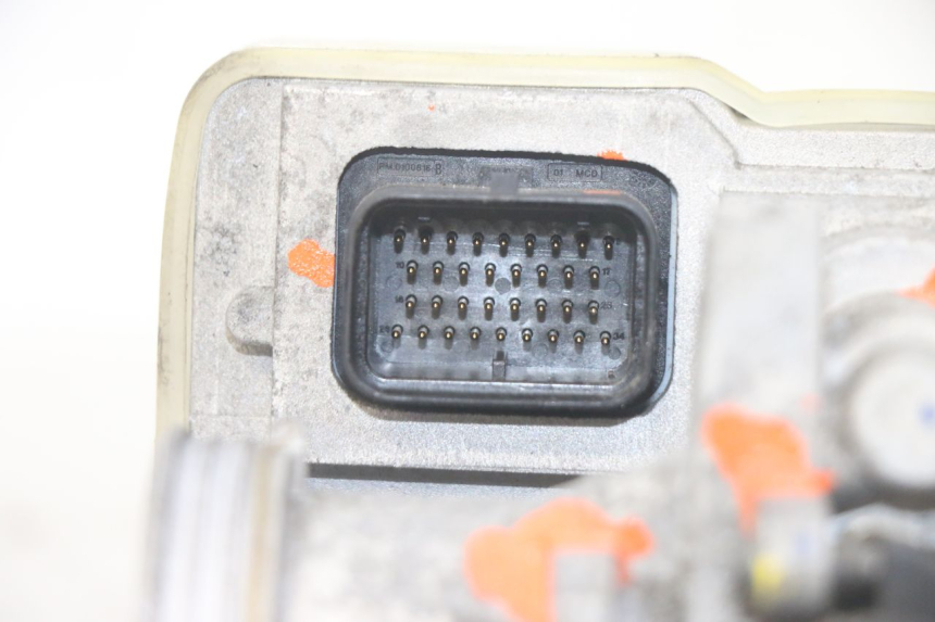 photo de ZESTAW ZAMKA, KLUCZYKA, CDI, STACYJKI NEIMAN PIAGGIO MP3 HPE 300 (2019 - 2026) - Zbliżenie techniczne