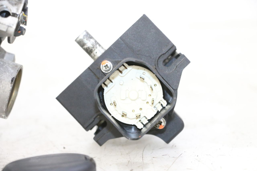 photo de ZESTAW ZAMKA, KLUCZYKA, CDI, STACYJKI NEIMAN PIAGGIO MP3 500 (2014 - 2017) - Zbliżenie komponentów