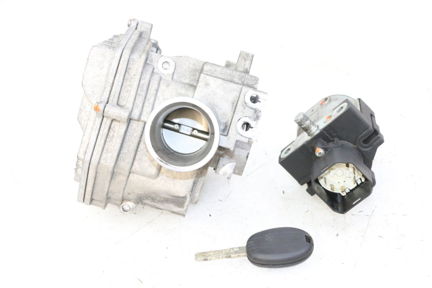 photo de ZESTAW ZAMKA, KLUCZYKA, CDI, STACYJKI NEIMAN PIAGGIO MP3 500 (2014 - 2017) - Widok z bliska