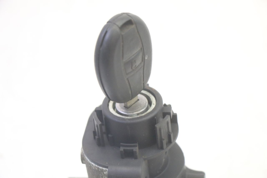 photo de ZESTAW ZAMKA, KLUCZYKA, CDI, STACYJKI NEIMAN PIAGGIO MP3 RL 250 (2006 - 2010) - Zbliżenie komponentów