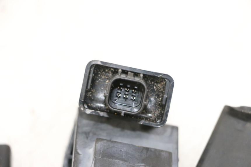 photo de ZESTAW ZAMKA, KLUCZYKA, CDI, STACYJKI NEIMAN YAMAHA NEO'S CORE 1 (2022 - 2026) - Zbliżenie komponentów