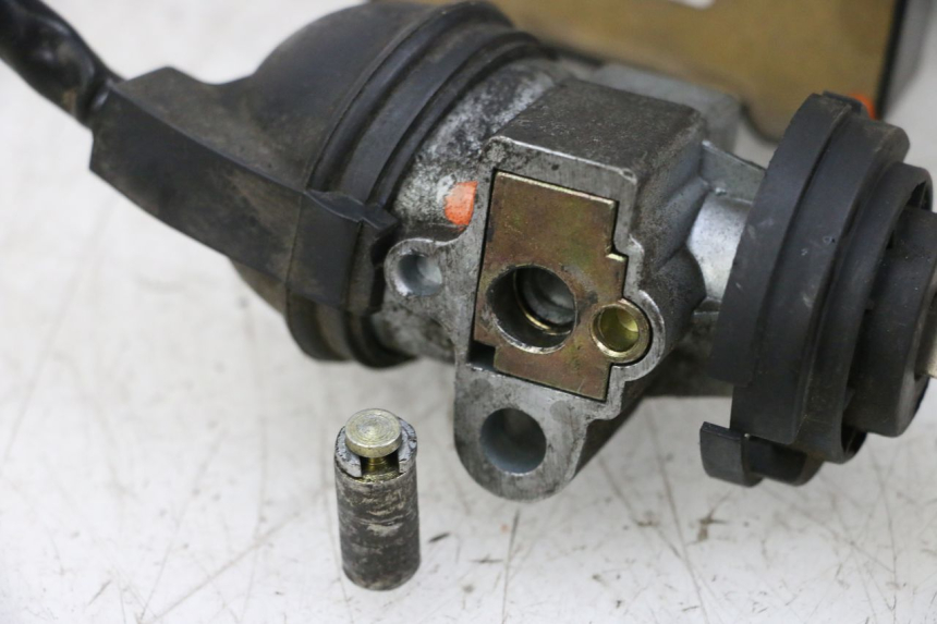 photo de ZESTAW ZAMKA, KLUCZYKA, CDI, STACYJKI NEIMAN PEUGEOT SATELIS 125 (2013 - 2018) - Zbliżenie komponentów