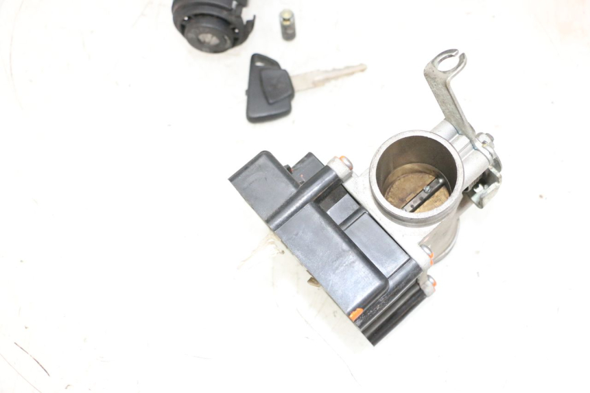 photo de ZESTAW ZAMKA, KLUCZYKA, CDI, STACYJKI NEIMAN PEUGEOT SATELIS 125 (2013 - 2018) - Inny kąt widzenia