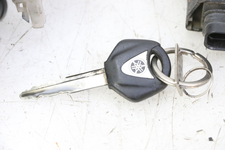 photo de ZESTAW ZAMKA, KLUCZYKA, CDI, STACYJKI NEIMAN YAMAHA TDM ABS 900 (2002 - 2014) - Zbliżenie komponentów