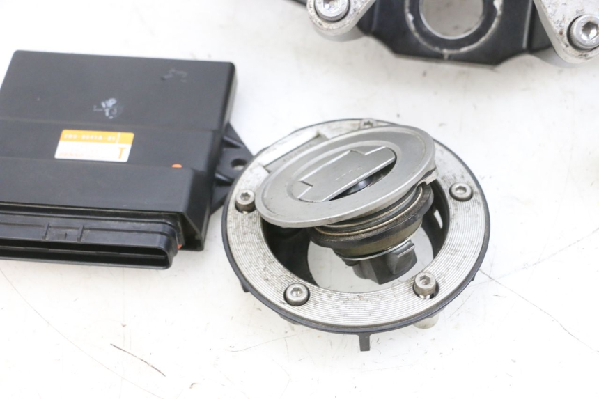 photo de ZESTAW ZAMKA, KLUCZYKA, CDI, STACYJKI NEIMAN YAMAHA TDM ABS 900 (2002 - 2014) - Zbliżenie komponentów