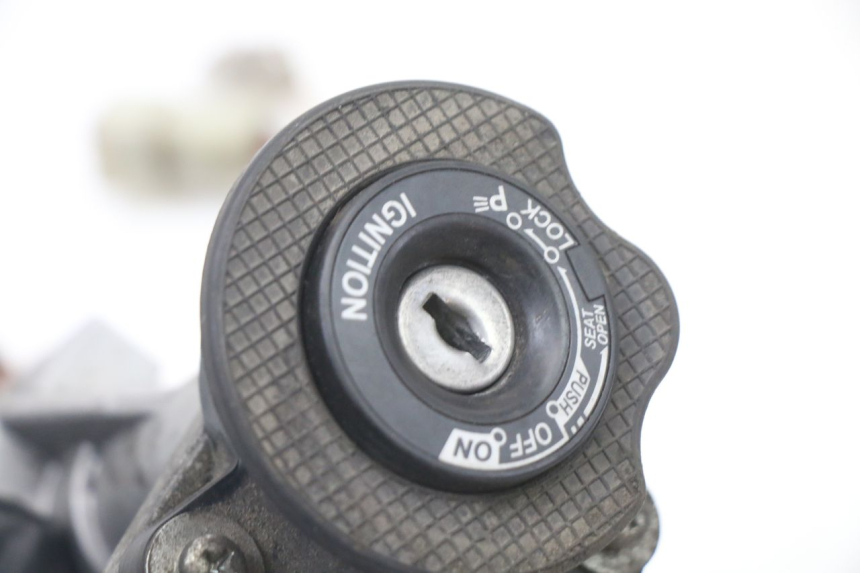 photo de ZESTAW ZAMKA, KLUCZA, CDI, STACYJKI NEIMAN YAMAHA X-MAX XMAX ABS 250 (2010 - 2014) - Inny kąt widzenia