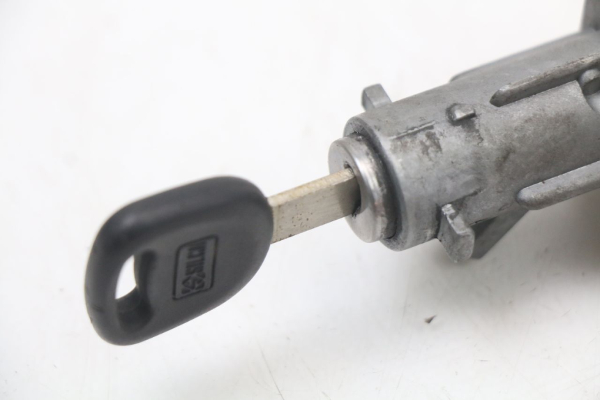 photo de ZESTAW ZAMKA I KLUCZYKA STACYJKI KYMCO AGILITY 4T 50 (2005 - 2018) - Zbliżenie techniczne