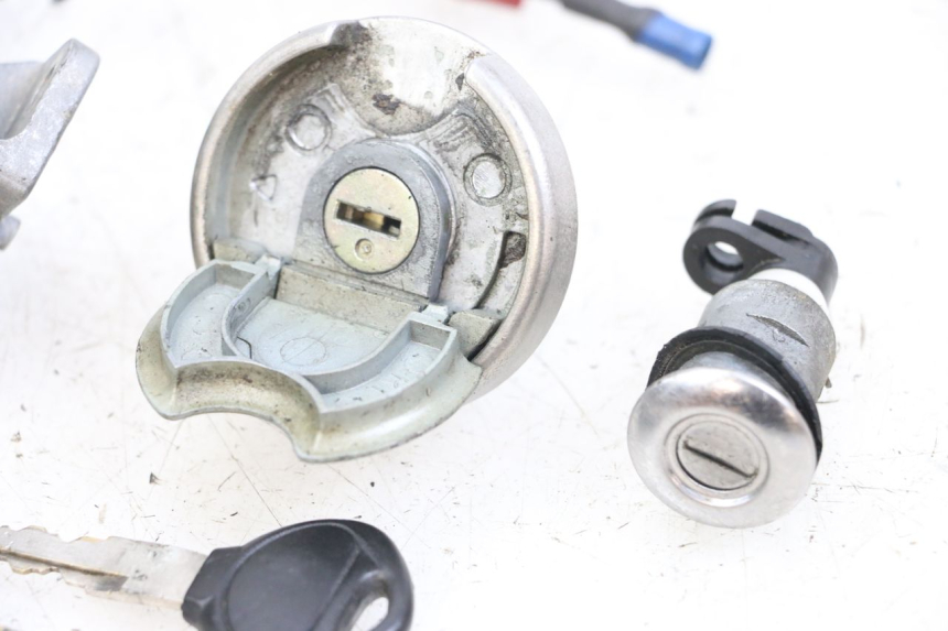 photo de ZESTAW ZAMKA I KLUCZYKA NEIMAN KYMCO AGILITY RS 4T 50 (2009 - 2013) - Szczegóły charakterystyczne