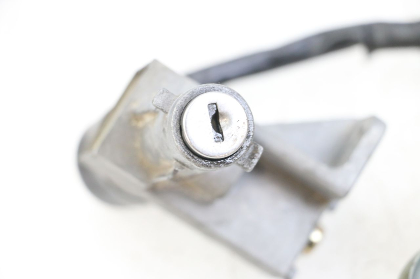 photo de ZESTAW ZAMKA I KLUCZYKA NEIMAN KYMCO AGILITY RS 4T 50 (2009 - 2013) - Zbliżenie komponentów