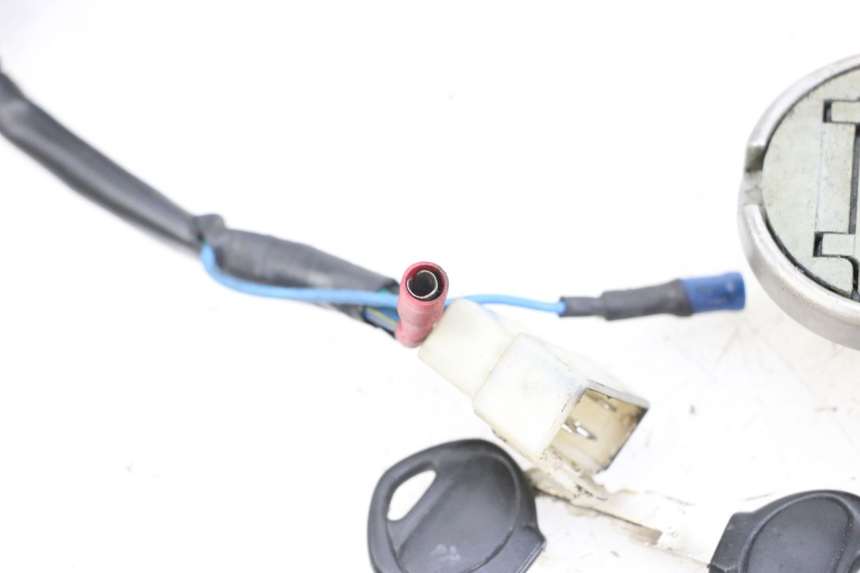 photo de ZESTAW ZAMKA I KLUCZYKA NEIMAN KYMCO AGILITY RS 4T 50 (2009 - 2013) - Zbliżenie techniczne