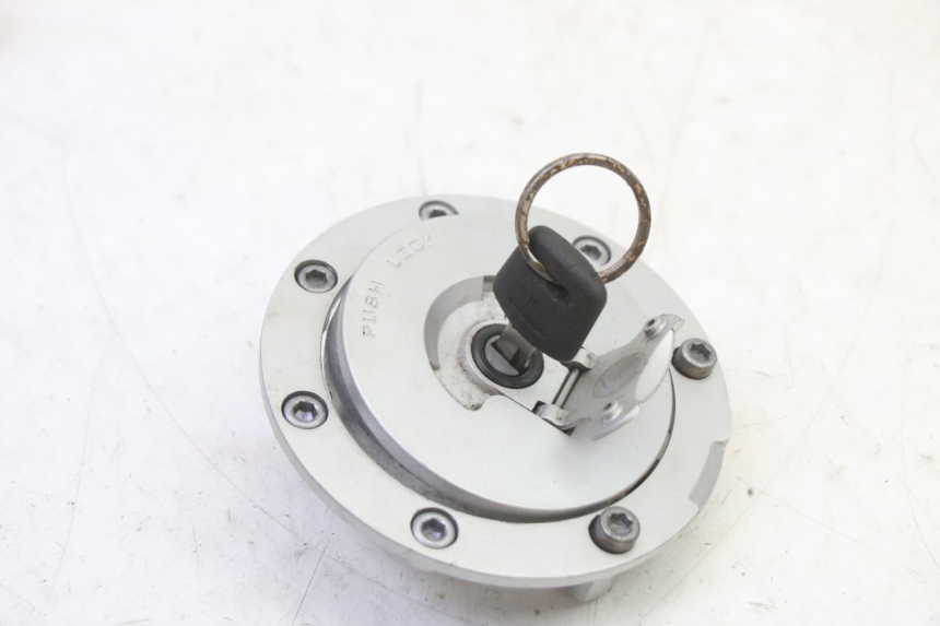 photo de ZESTAW ZAMKA I KLUCZYKA NEIMAN HONDA CBR RR FIREBLADE 900 (1992 - 1994) - Zbliżenie komponentów