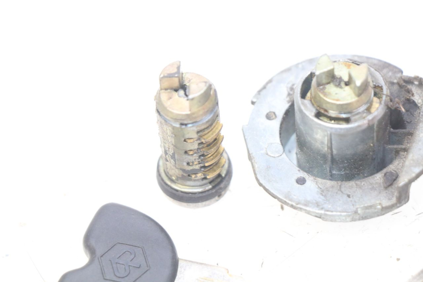 photo de ZESTAW ZAMKA I KLUCZYKA NEIMAN PIAGGIO FLY 100 (2006 - 2010) - Zoom stanu zużycia