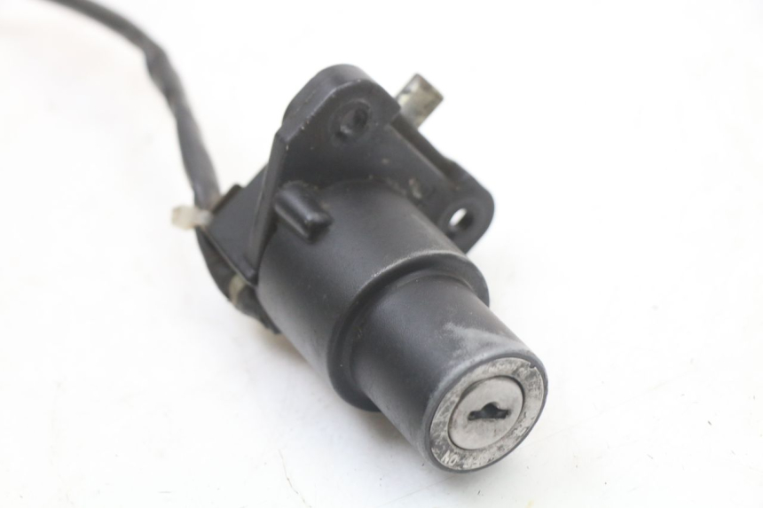 photo de ZESTAW ZAMKA I KLUCZYKA NEIMAN HYOSUNG GF 125 (2001 - 2005) - Zbliżenie techniczne