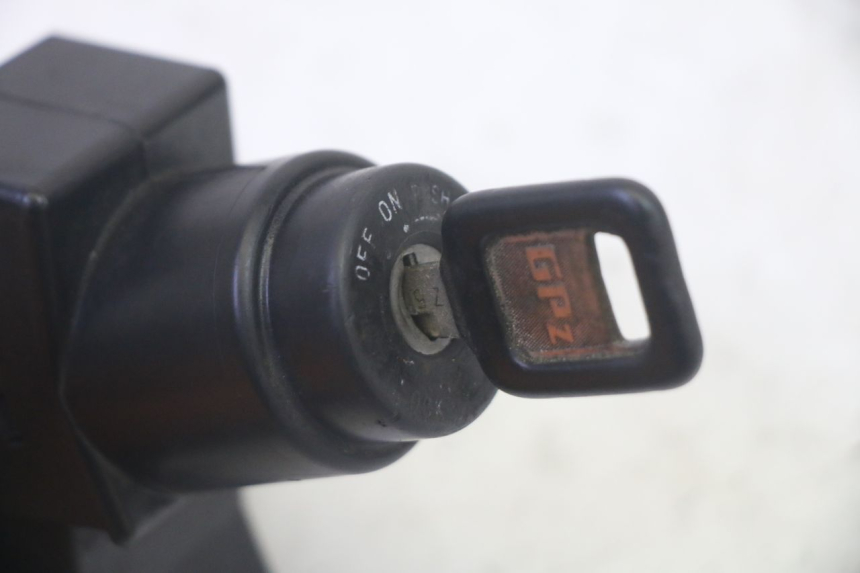 photo de ZESTAW ZAMKA I KLUCZYKA NEIMAN KAWASAKI GPZ RX 1000 (1986 - 1988) - Zbliżenie techniczne