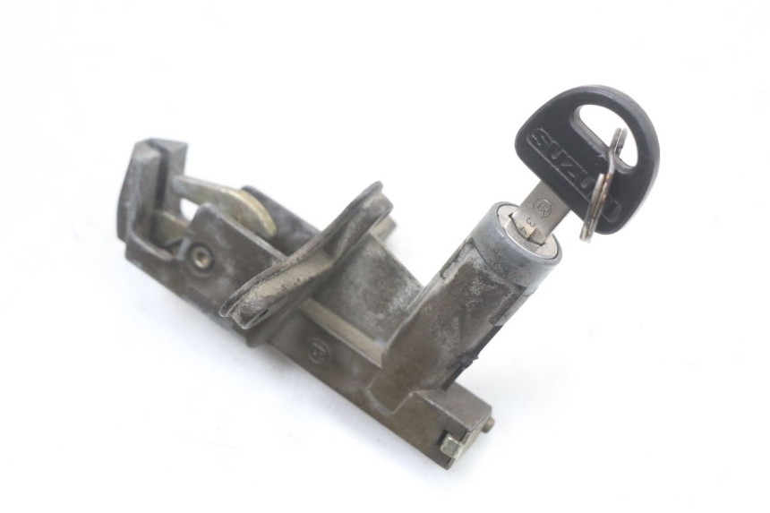 photo de ZESTAW ZAMKA I KLUCZYKA STACYJKI SUZUKI GSX E 250 (1982 - 1983) - Zbliżenie komponentów