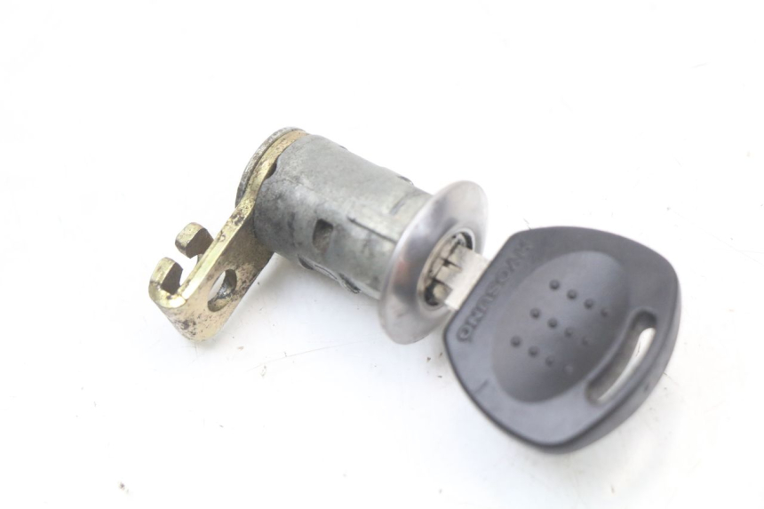 photo de ZESTAW ZAMKA I KLUCZYKA NEIMAN HYOSUNG GTR 125 (2006 - 2008) - Zbliżenie komponentów