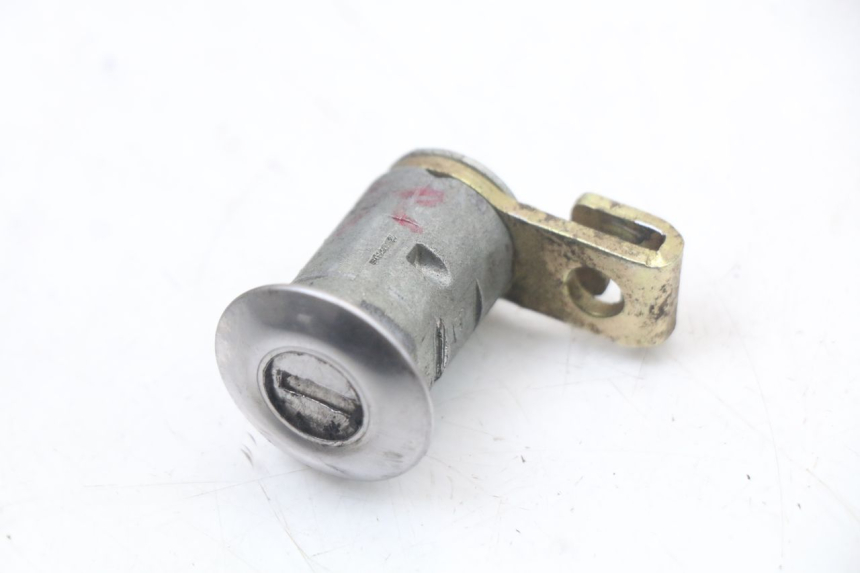 photo de ZESTAW ZAMKA I KLUCZYKA NEIMAN HYOSUNG GTR 125 (2006 - 2008) - Widok z bliska