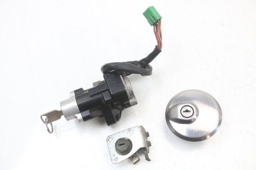 photo de ZESTAW ZAMKA I KLUCZYKA NEIMAN SUZUKI GZ MARAUDER 125 (1998 - 2004) - Widok główny