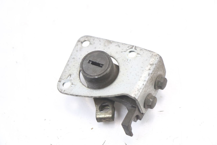 photo de ZESTAW ZAMKA I KLUCZYKA NEIMAN SUZUKI GZ MARAUDER 125 (1998 - 2004) - Zbliżenie komponentów