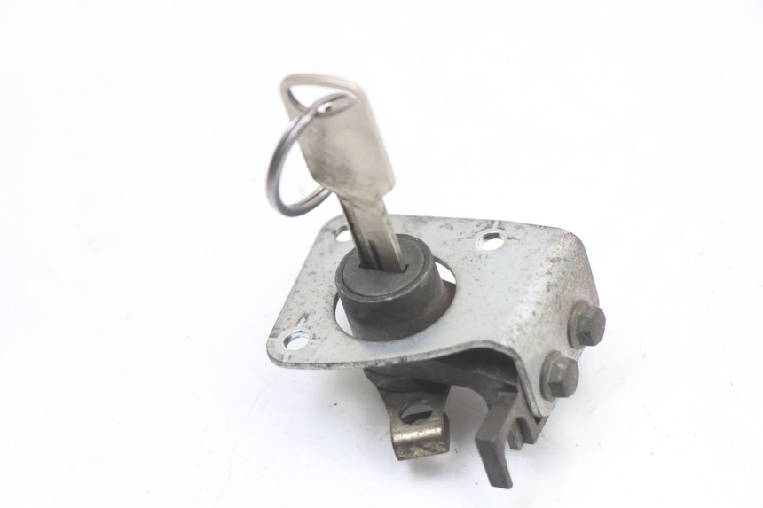 photo de ZESTAW ZAMKA I KLUCZYKA NEIMAN SUZUKI GZ MARAUDER 125 (1998 - 2004) - Widok z bliska