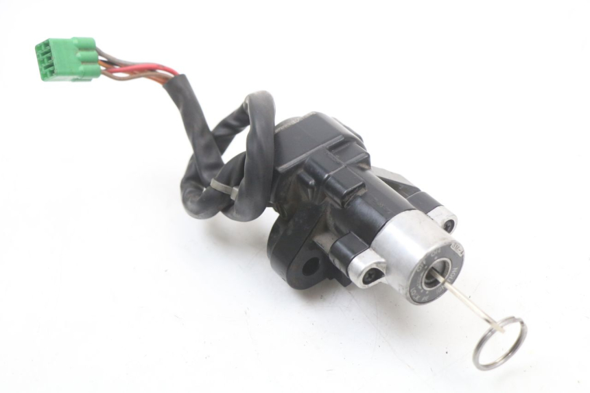 photo de ZESTAW ZAMKA I KLUCZYKA NEIMAN SUZUKI GZ MARAUDER 125 (1998 - 2004) - Zbliżenie techniczne