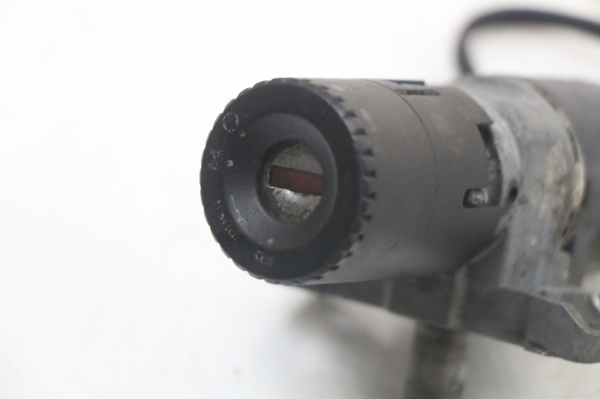 photo de ZESTAW ZAMKA I KLUCZYKA NEIMAN HONDA NES AROBASE 125 (2000 - 2003) - Inny kąt widzenia