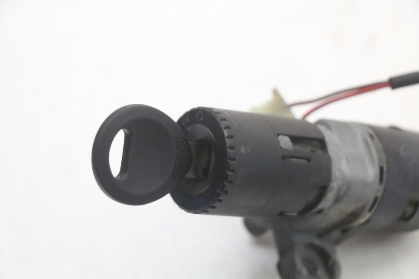 photo de ZESTAW ZAMKA I KLUCZYKA NEIMAN HONDA NES AROBASE 125 (2000 - 2003) - Zbliżenie techniczne