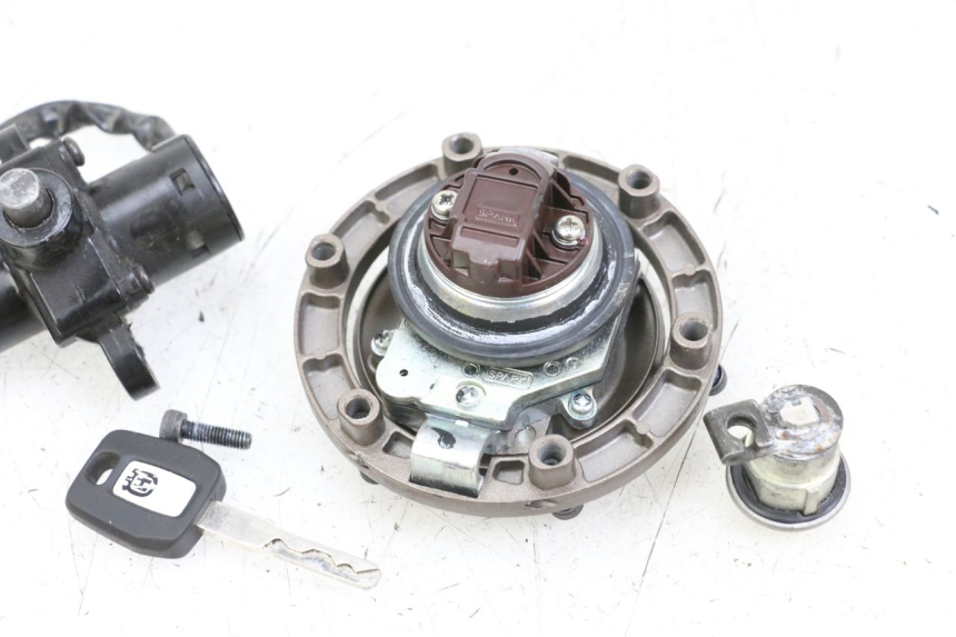 photo de ZESTAW ZAMKA I KLUCZYKA NEIMAN HUSQVARNA SVARTPILEN 401 (2018 - 2023) - Szczegół części