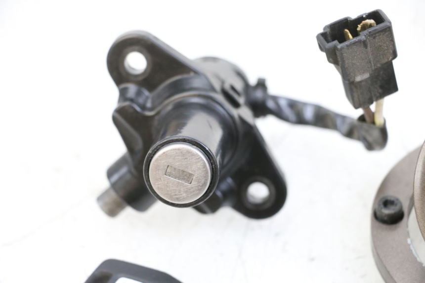 photo de ZESTAW ZAMKA I KLUCZYKA NEIMAN HUSQVARNA SVARTPILEN 401 (2018 - 2023) - Stan powierzchni