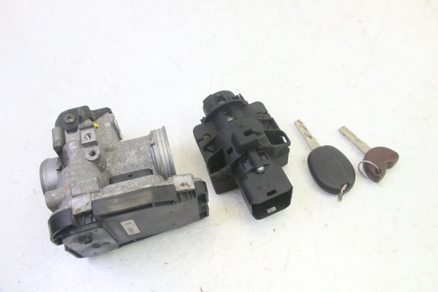 photo de ZESTAW ZAMKA I KLUCZYKA STACYJKI PIAGGIO MP3 HPE 350 (2018 - 2020) - Szczegół części