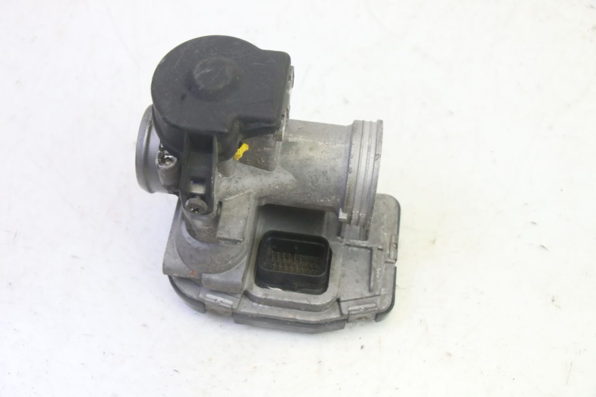 photo de ZESTAW ZAMKA I KLUCZYKA STACYJKI PIAGGIO MP3 HPE 350 (2018 - 2020) - Zbliżenie komponentów