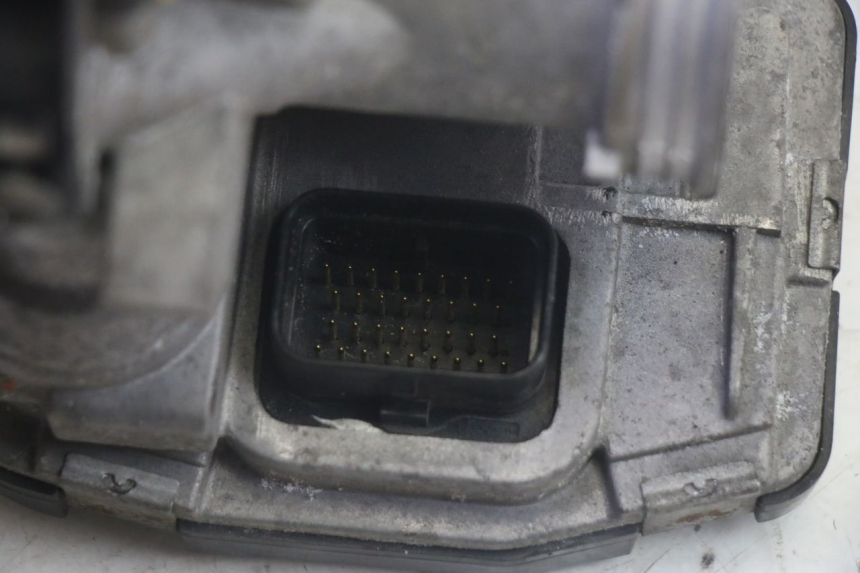 photo de ZESTAW ZAMKA I KLUCZYKA STACYJKI PIAGGIO MP3 HPE 350 (2018 - 2020) - Widok z bliska