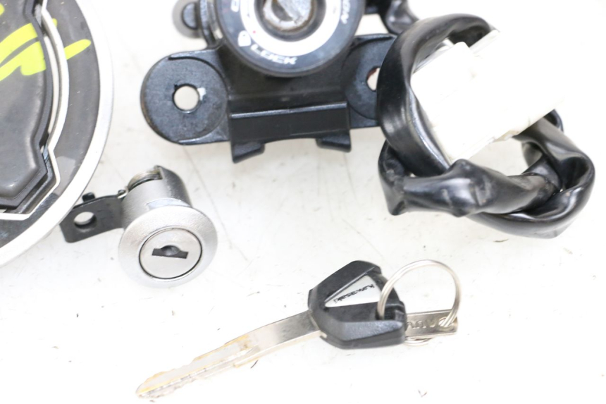 photo de ZESTAW ZAMKA I KLUCZYKA NEIMAN KAWASAKI NINJA 400 (2018 - 2023) - Stan powierzchni